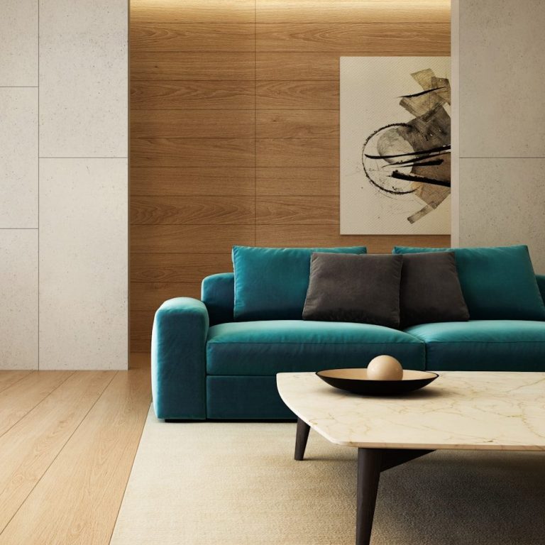 Moderner Wohnbereich mit teal Couch, Holzboden und minimalistischer Dekoration.